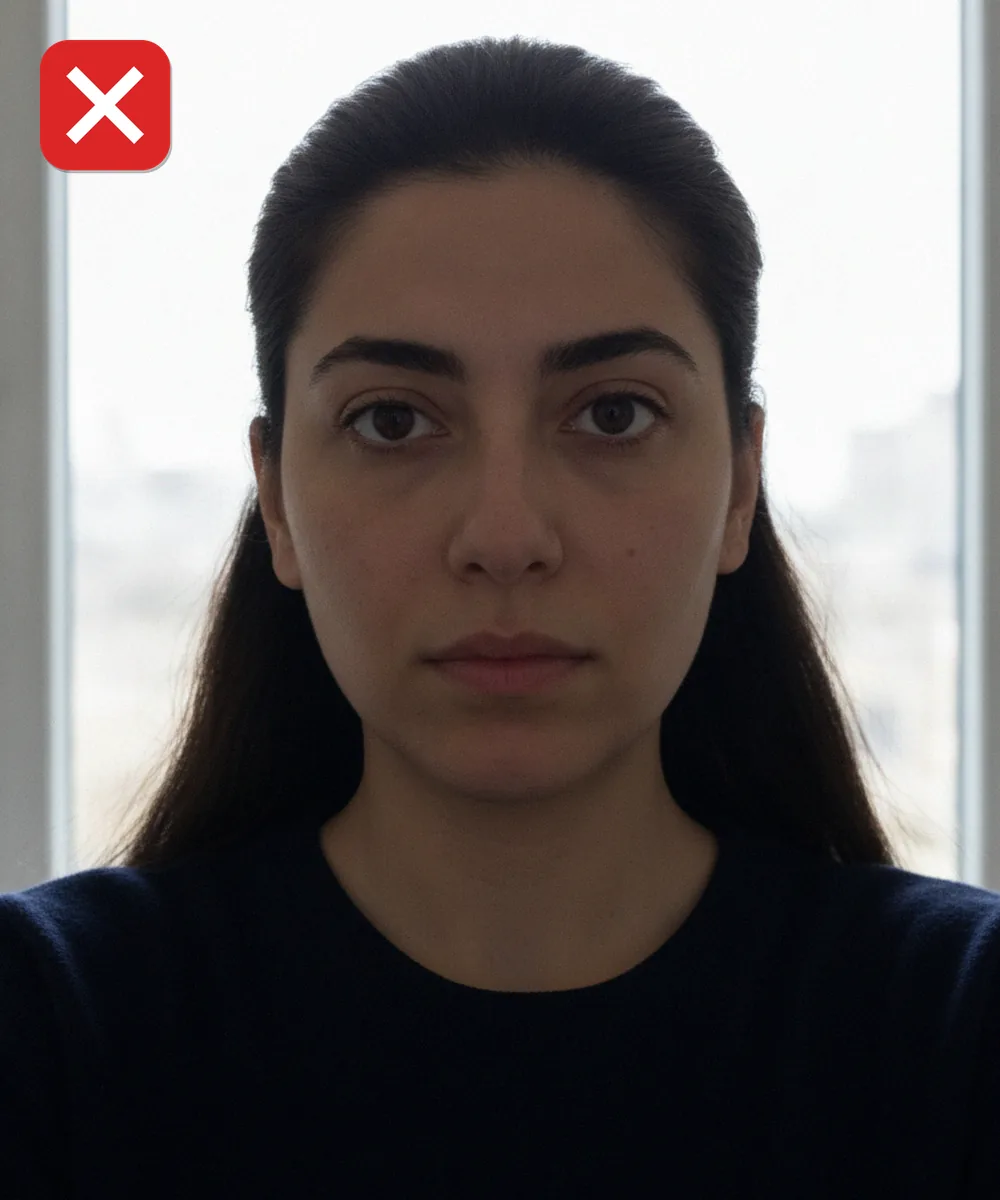 Arkadan ışık almış, yüzü karanlık yanlış vesikalık fotoğraf örneği
