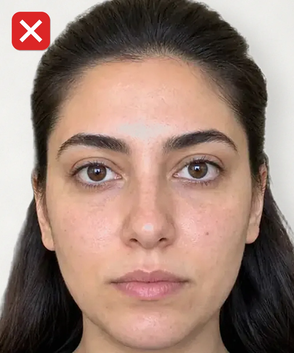 Çok yakından çekilmiş, başın kareyi doldurduğu yanlış vesikalık fotoğraf örneği