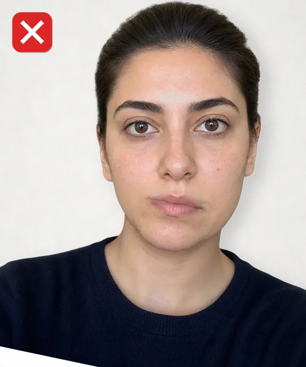 Kenara yapışık, omuzları eğik yanlış vesikalık fotoğraf örneği