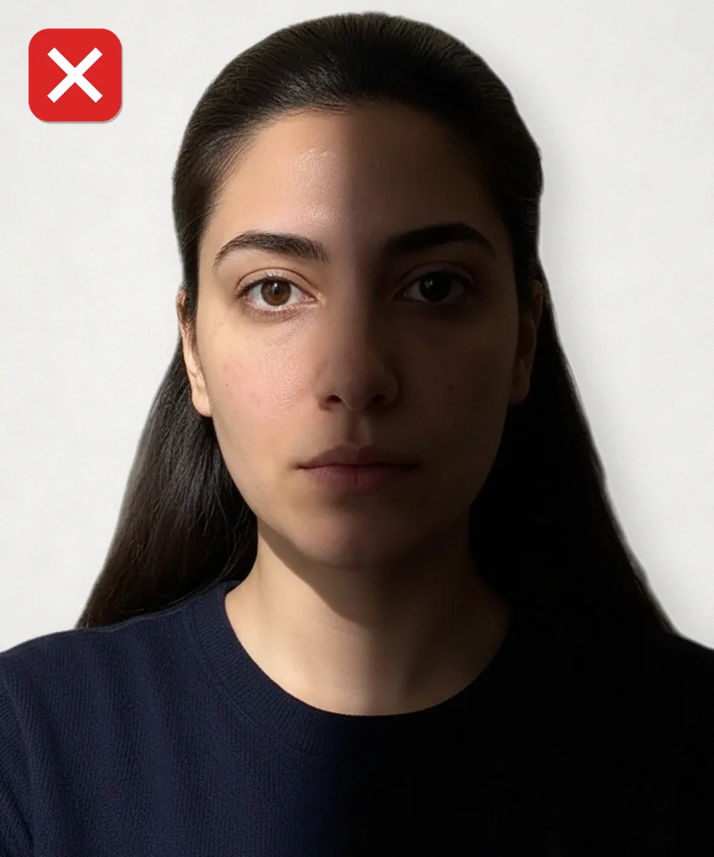 Yüzünün yarısı aydınlık, yarısı gölgede kalmış yanlış vesikalık fotoğraf örneği