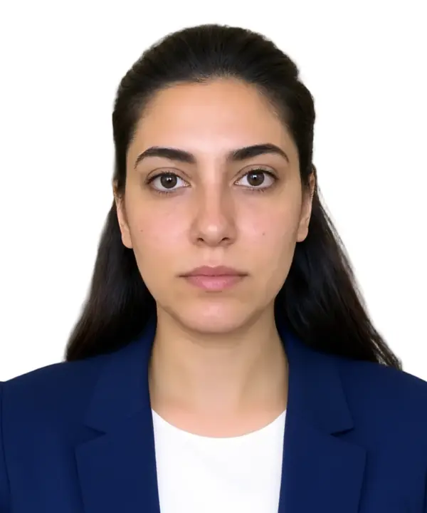 صورة بيومترية أُعيد إنشاء الملابس والخلفية فيها بالذكاء الاصطناعي؛ الوجه يبقى كما هو