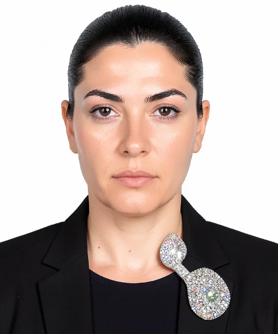 Avukatlık Ruhsatı & Baro Kimlik Fotoğrafı — Yanlış vesikalık örneği: yakada parlak iri broş
