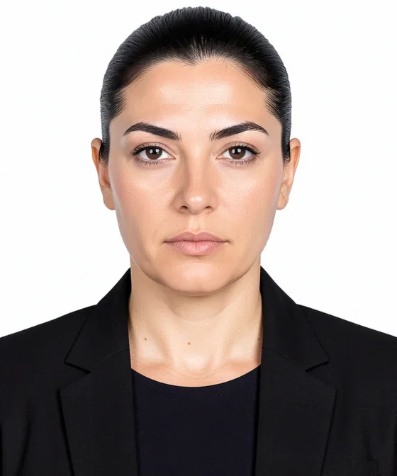 Avukatlık Ruhsatı & Baro Kimlik Fotoğrafı — Doğru vesikalık örneği: nötr ifade, dik baş, düz beyaz fon
