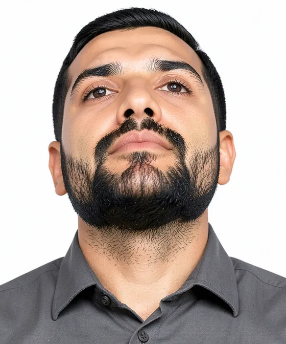 BAE / Dubai Vizesi Fotoğrafı — Yanlış vesikalık örneği: alttan yukarı çekim
