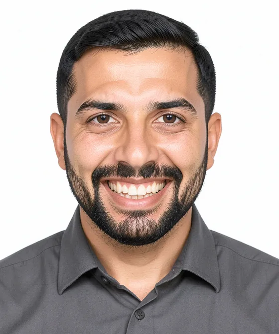 BAE / Dubai Vizesi Fotoğrafı — Yanlış vesikalık örneği: gülümseme
