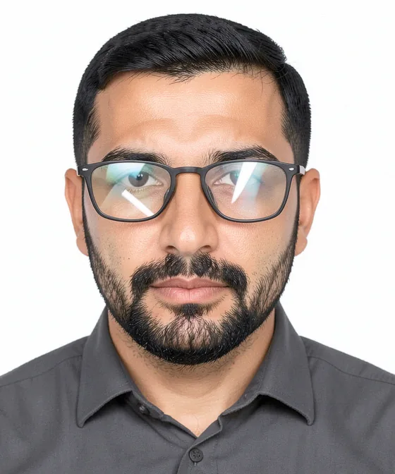BAE / Dubai Vizesi Fotoğrafı — Yanlış vesikalık örneği: gözlük camlarında parlama
