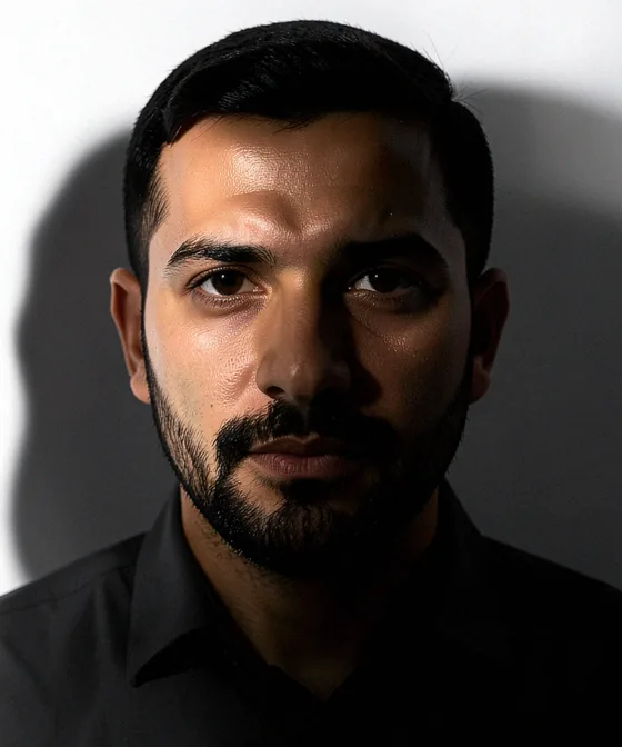 BAE / Dubai Vizesi Fotoğrafı — Yanlış vesikalık örneği: sert yan ışık yüzü gölgeye bölüyor