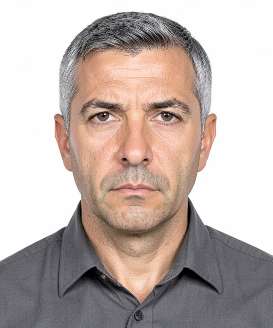 TR-Führerschein-Foto — Korrektes Passbild: neutrale Miene, gerader Kopf, weißer Hintergrund