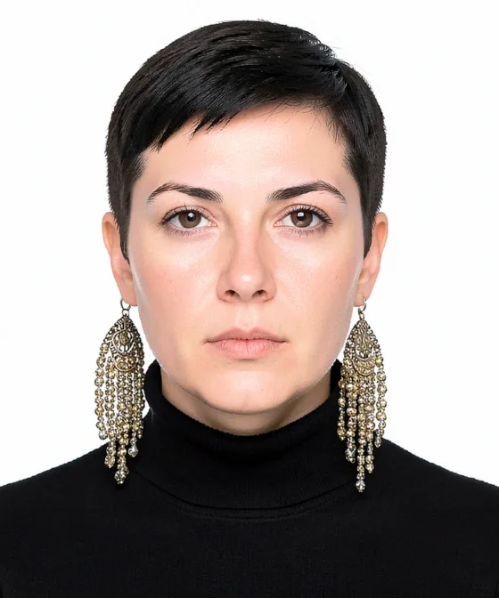 Fransa Vizesi Fotoğrafı — Yanlış vesikalık örneği: iri sallantılı küpe