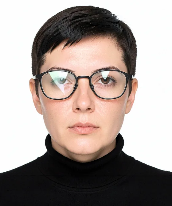 Fransa Vizesi Fotoğrafı — Yanlış vesikalık örneği: gözlük camlarında parlama