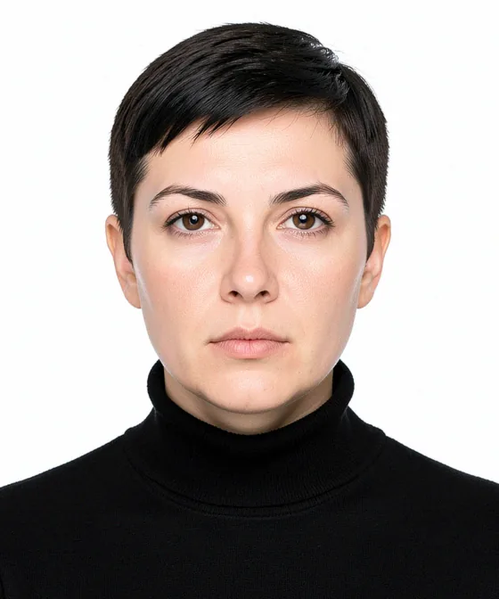 Fransa Vizesi Fotoğrafı — Doğru vesikalık örneği: nötr ifade, dik baş, düz beyaz fon