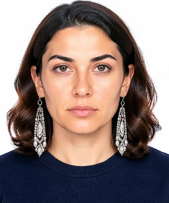 Biyometrik Fotoğraf Rehberi — Yanlış vesikalık örneği: iri sallantılı küpe