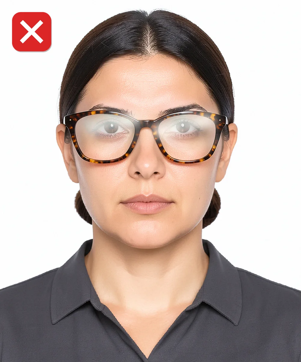 Passport Photo in İstanbul — Incorrect ID photo: glare on the glasses lenses