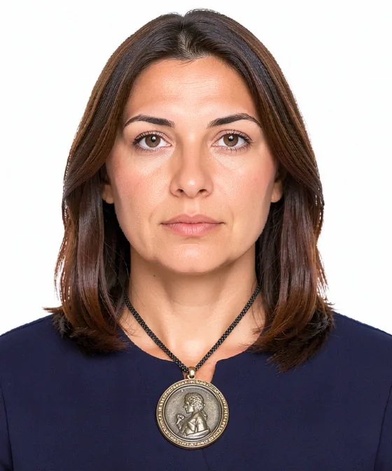 Vesikalık Fotoğraf Rehberleri — Yanlış vesikalık örneği: iri kolye ucu
