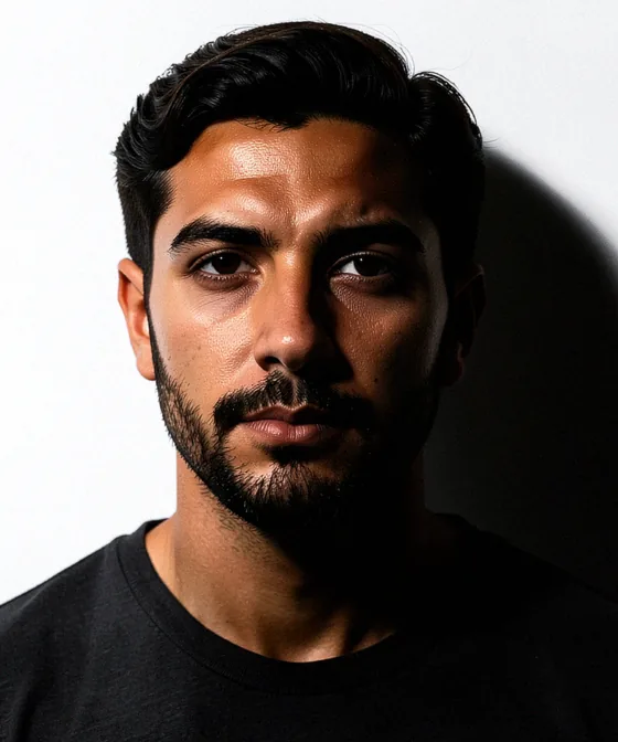 İspanya Vizesi Fotoğrafı — Yanlış vesikalık örneği: sert yan ışık yüzü gölgeye bölüyor