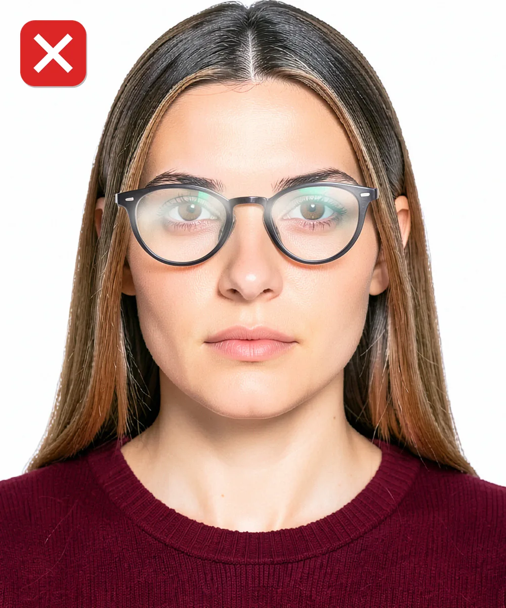 Passport Photo in Ataşehir — Incorrect ID photo: glare on the glasses lenses
