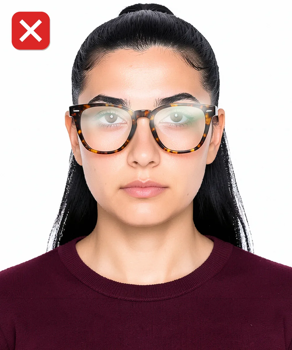 Passport Photo in Pendik — Incorrect ID photo: glare on the glasses lenses