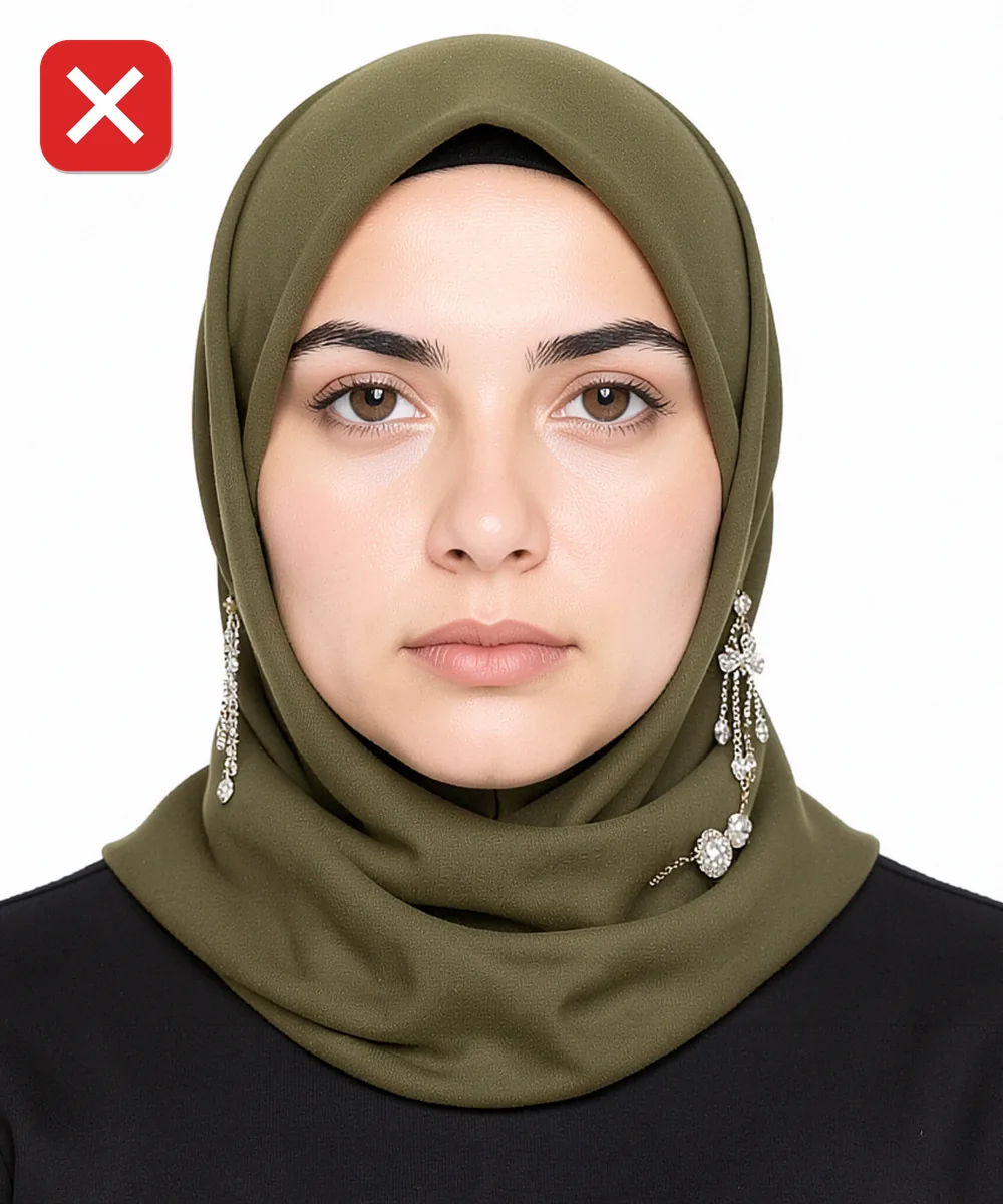 Ümraniye'de Vesikalık Fotoğraf — Yanlış vesikalık örneği: iri sallantılı küpe ve parlak broş