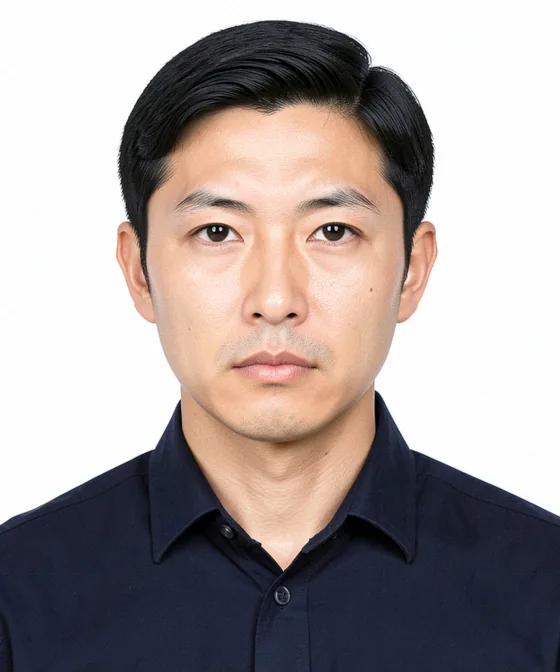 Japonya Vizesi Fotoğrafı — Doğru vesikalık örneği: nötr ifade, dik baş, düz beyaz fon