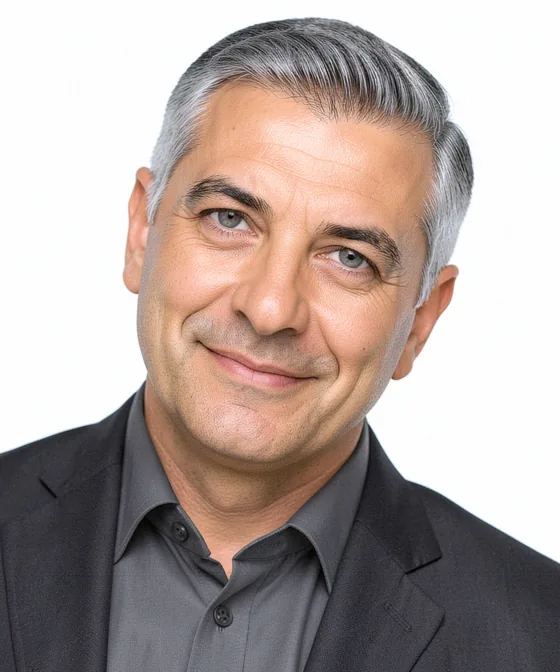 Breites Business-Porträt — Falsches Business-Porträt: zur Seite geneigter Kopf