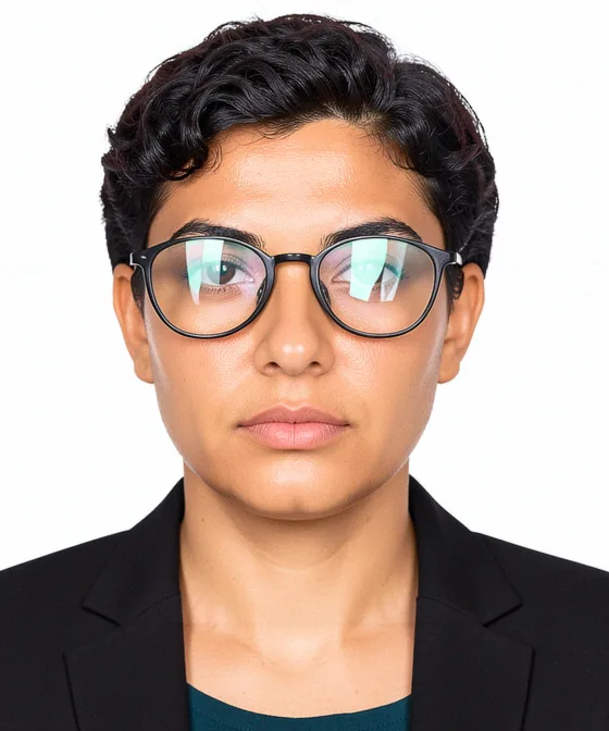 AI Corporate Portrait — Incorrect corporate portrait: glare on the glasses lenses