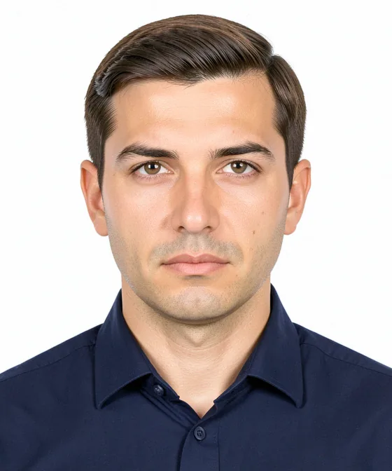 Personel Kimlik Kartı Fotoğrafı — Doğru vesikalık örneği: nötr ifade, dik baş, düz beyaz fon