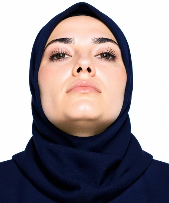 Vesikalıkta Başörtüsü — Yanlış vesikalık örneği: alttan yukarı çekim