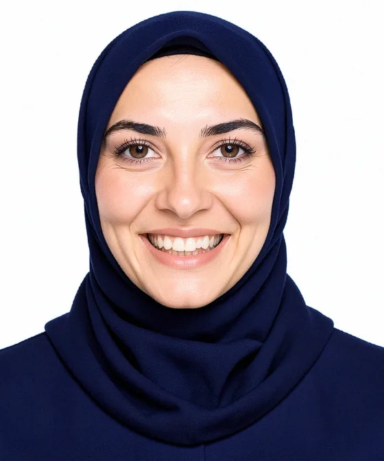 Vesikalıkta Başörtüsü — Yanlış vesikalık örneği: gülümseme