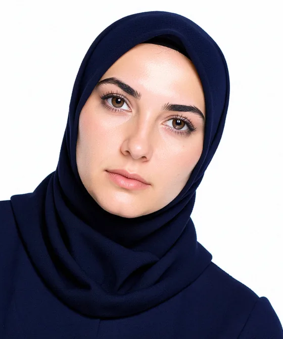 Vesikalıkta Başörtüsü — Yanlış vesikalık örneği: baş yana eğik