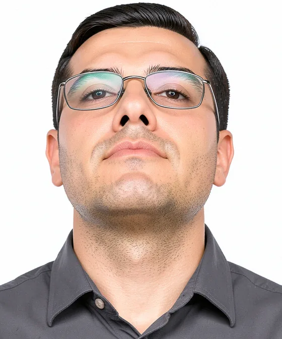 Vesikalıkta Gözlük — Yanlış vesikalık örneği: alttan yukarı çekim