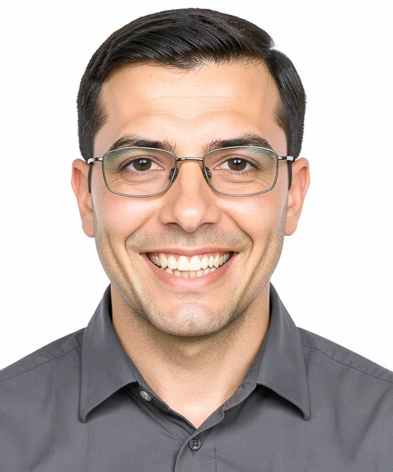 Vesikalıkta Gözlük — Yanlış vesikalık örneği: gülümseme