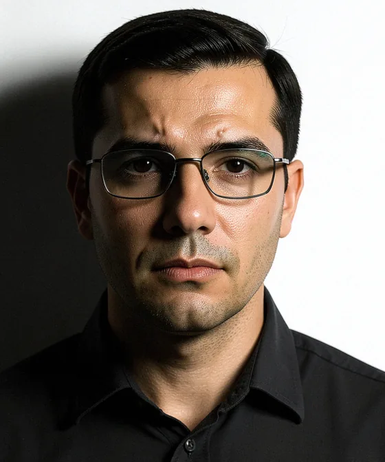 Vesikalıkta Gözlük — Yanlış vesikalık örneği: sert yan ışık yüzü gölgeye bölüyor