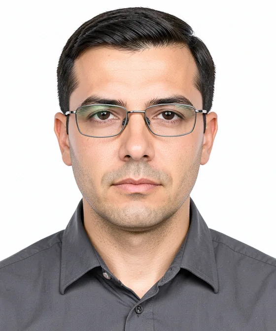 Vesikalıkta Gözlük — Doğru vesikalık örneği: nötr ifade, dik baş, düz beyaz fon