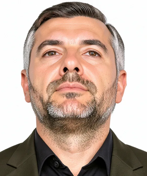 Vesikalık İçin Kıyafet ve Renk Seçimi — Yanlış vesikalık örneği: alttan yukarı çekim