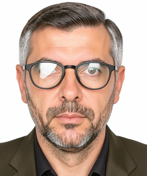 Vesikalık İçin Kıyafet ve Renk Seçimi — Yanlış vesikalık örneği: gözlük camlarında parlama