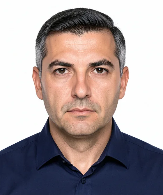 Fotoğrafı Vesikalık Ölçüsüne Kırpma — Doğru vesikalık örneği: nötr ifade, dik baş, düz beyaz fon