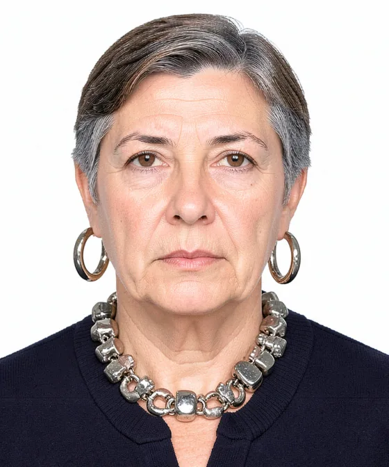Vesikalık Fotoğrafı Reddedildi — Yanlış vesikalık örneği: büyük küpe ve kolye