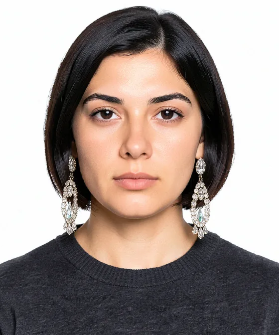 25×32 mm Vesikalık — Yanlış vesikalık örneği: iri sallantılı küpe