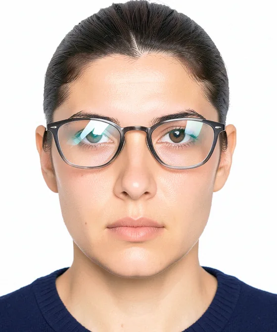 35×45mm Vesikalık — Yanlış vesikalık örneği: gözlük camlarında parlama