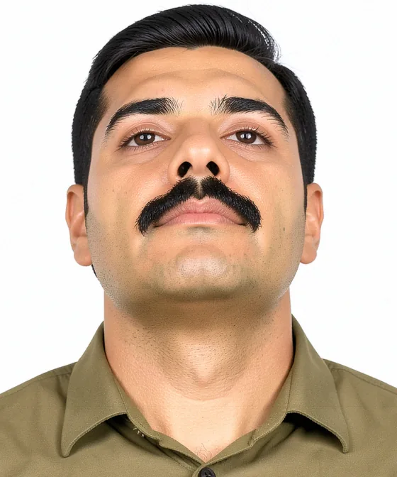 40×40 mm Kare Vesikalık — Yanlış vesikalık örneği: alttan yukarı çekim