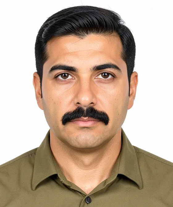 40×40 mm Kare Vesikalık — Doğru vesikalık örneği: nötr ifade, dik baş, düz beyaz fon