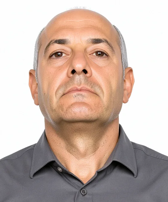 50×60mm Vesikalık — Yanlış vesikalık örneği: alttan yukarı çekim