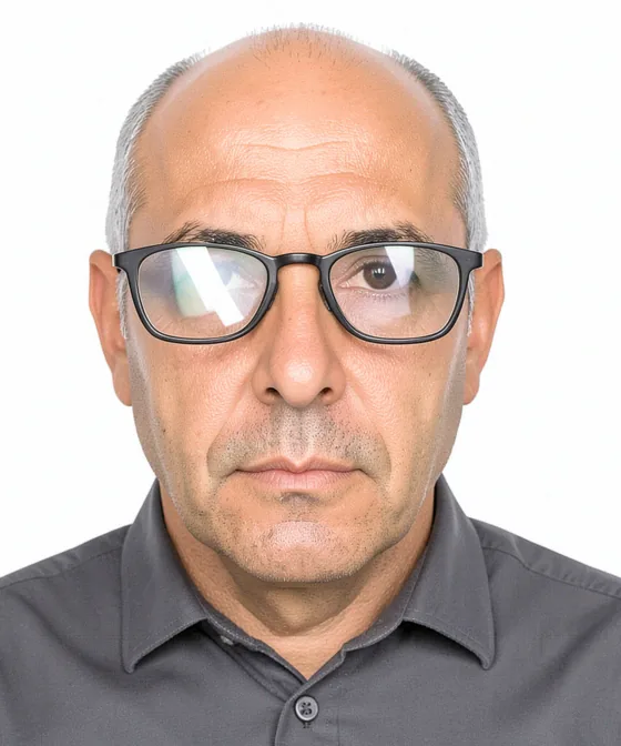 50×60mm Vesikalık — Yanlış vesikalık örneği: gözlük camlarında parlama