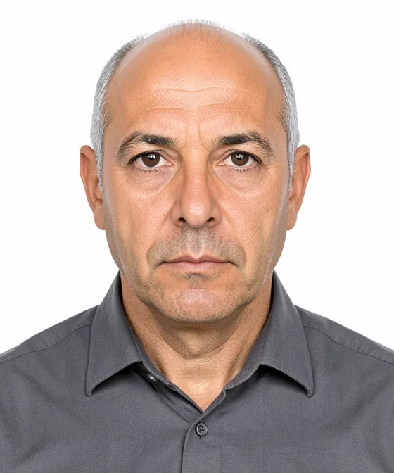50×60mm Vesikalık — Doğru vesikalık örneği: nötr ifade, dik baş, düz beyaz fon