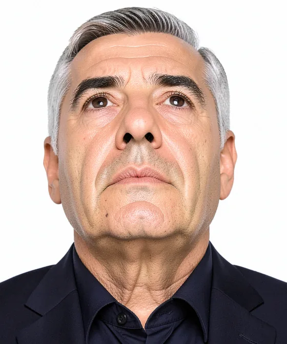 60×90 mm Fotoğraf — Yanlış vesikalık örneği: alttan yukarı çekim