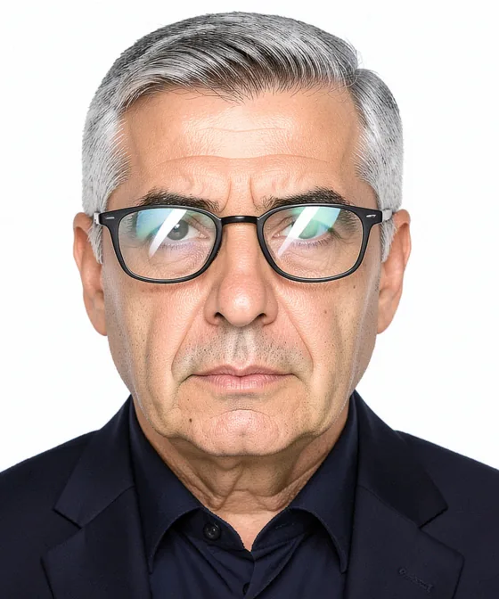 60×90 mm Fotoğraf — Yanlış vesikalık örneği: gözlük camlarında parlama