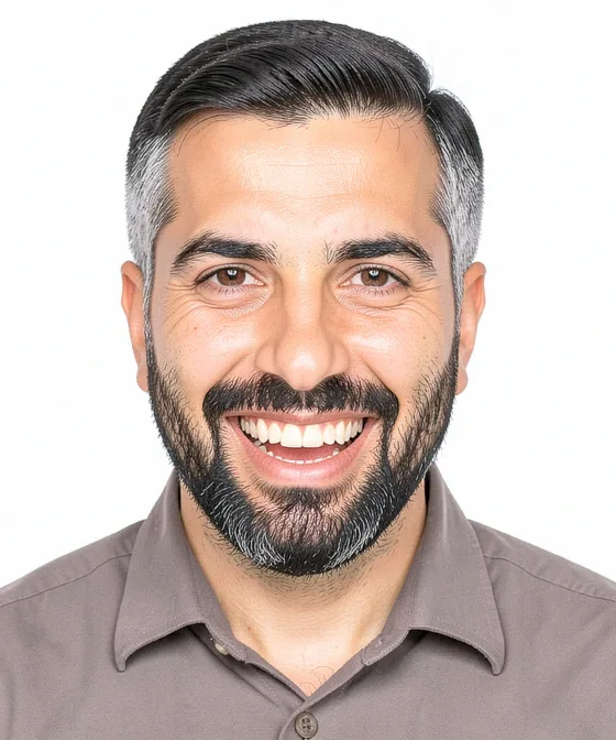 Suriye Pasaportu Fotoğrafı — Yanlış vesikalık örneği: gülümseme