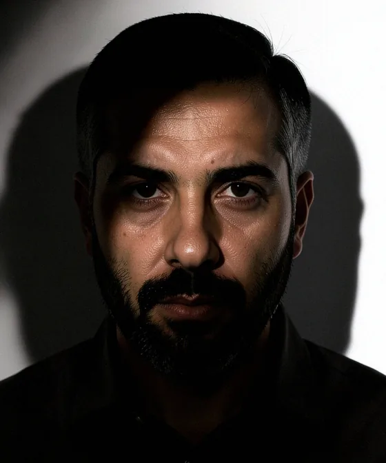 Suriye Pasaportu Fotoğrafı — Yanlış vesikalık örneği: sert yan ışık yüzü gölgeye bölüyor