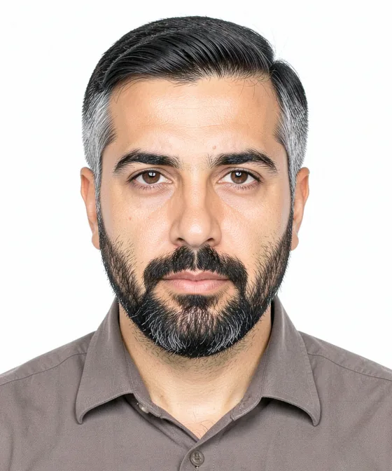 Suriye Pasaportu Fotoğrafı — Doğru vesikalık örneği: nötr ifade, dik baş, düz beyaz fon