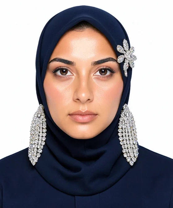 صورة تأشيرة السياحة السعودية — مثال خاطئ لصورة هوية: أقراط متدلية كبيرة وبروش لامع